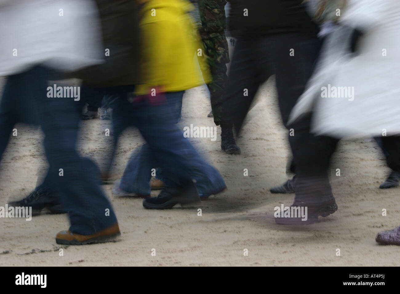 Sfocato movimento di persone a piedi nella stessa direzione Foto Stock