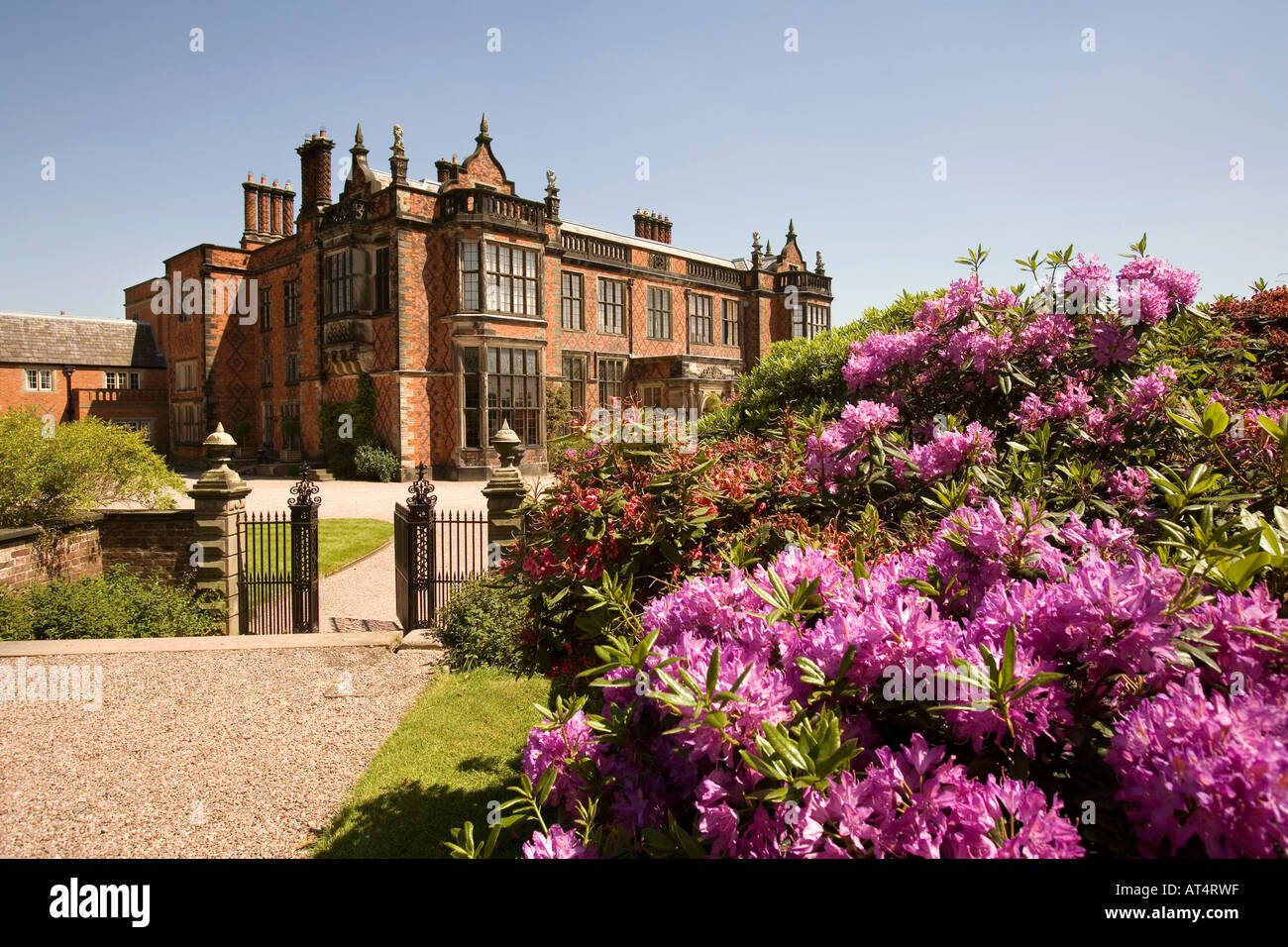 Cheshire Arley Arley Hall dal giardino con rododendri in fiore Foto Stock