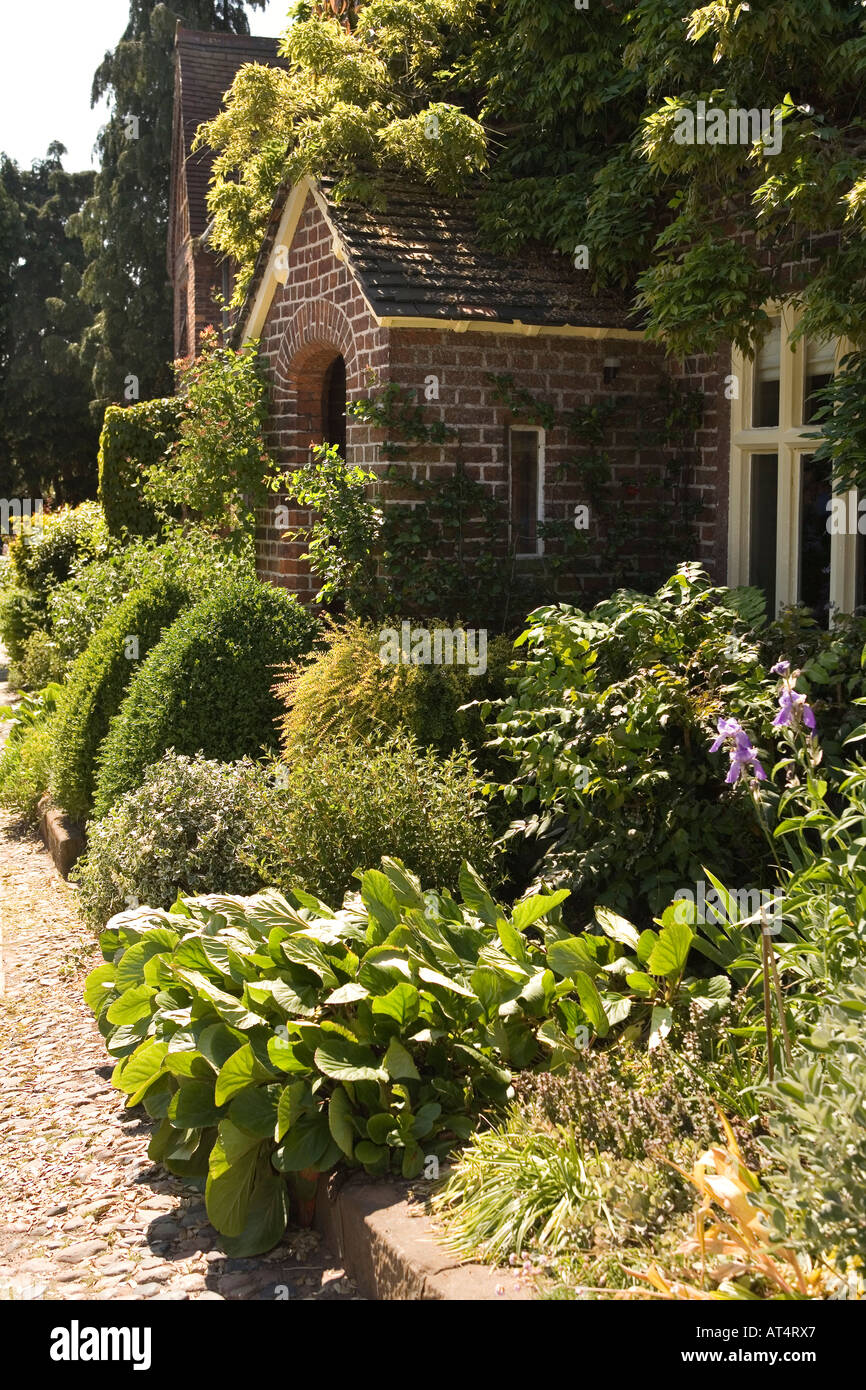 Regno Unito, Cheshire grande villaggio Budworth piccolo giardino sul davanti del cottage Foto Stock