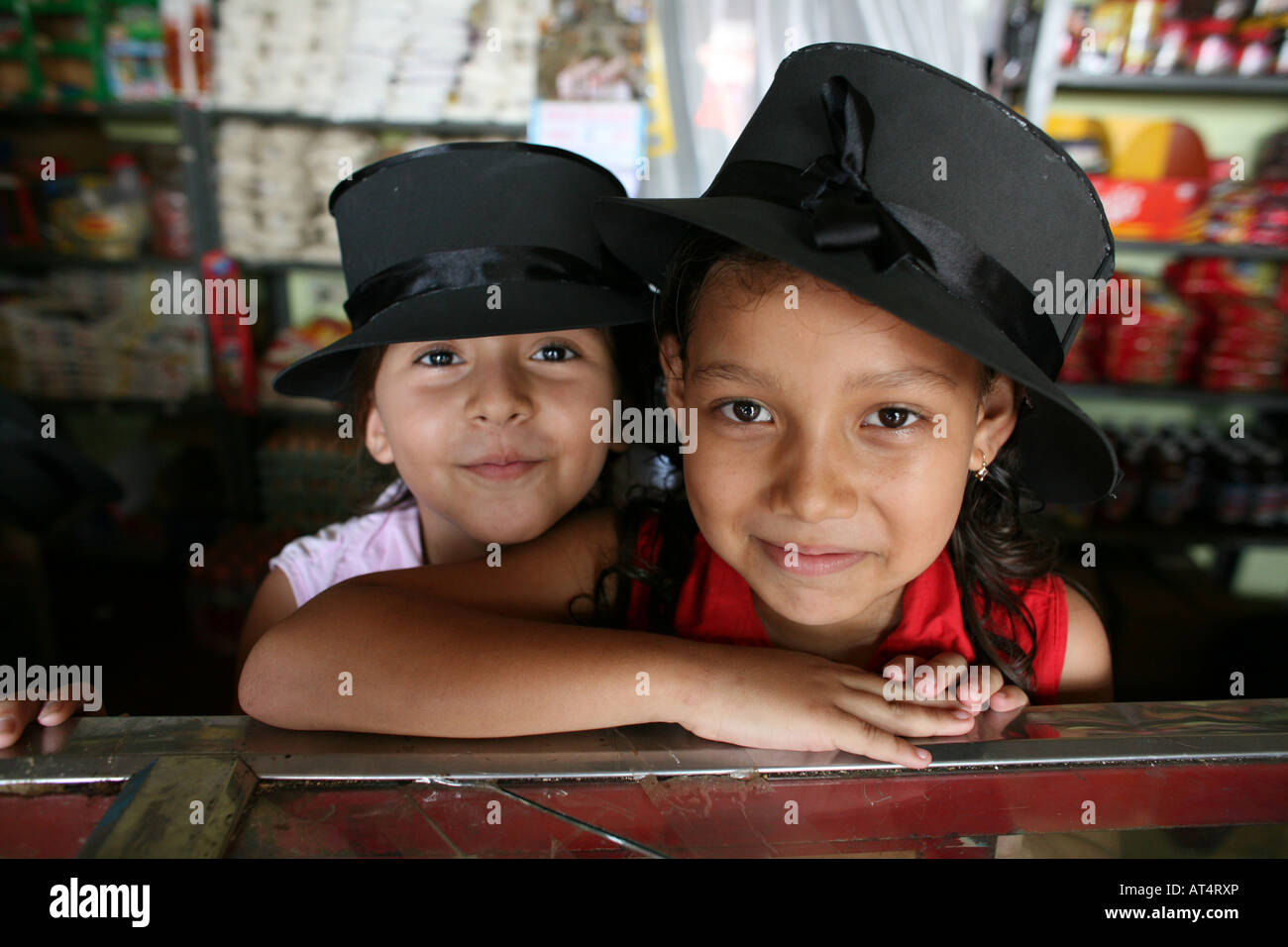 Bambini che giocano nei pressi di una delle baraccopoli a Barrancabermeja Foto Stock
