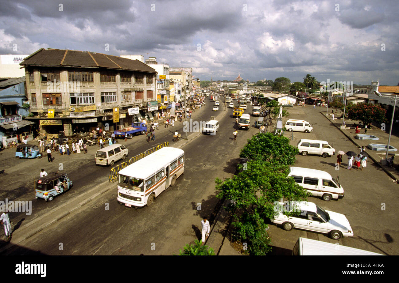 Nello Sri Lanka Colombo Olcott Mawatha quartiere Pettah vista in elevazione dalla passerella Foto Stock