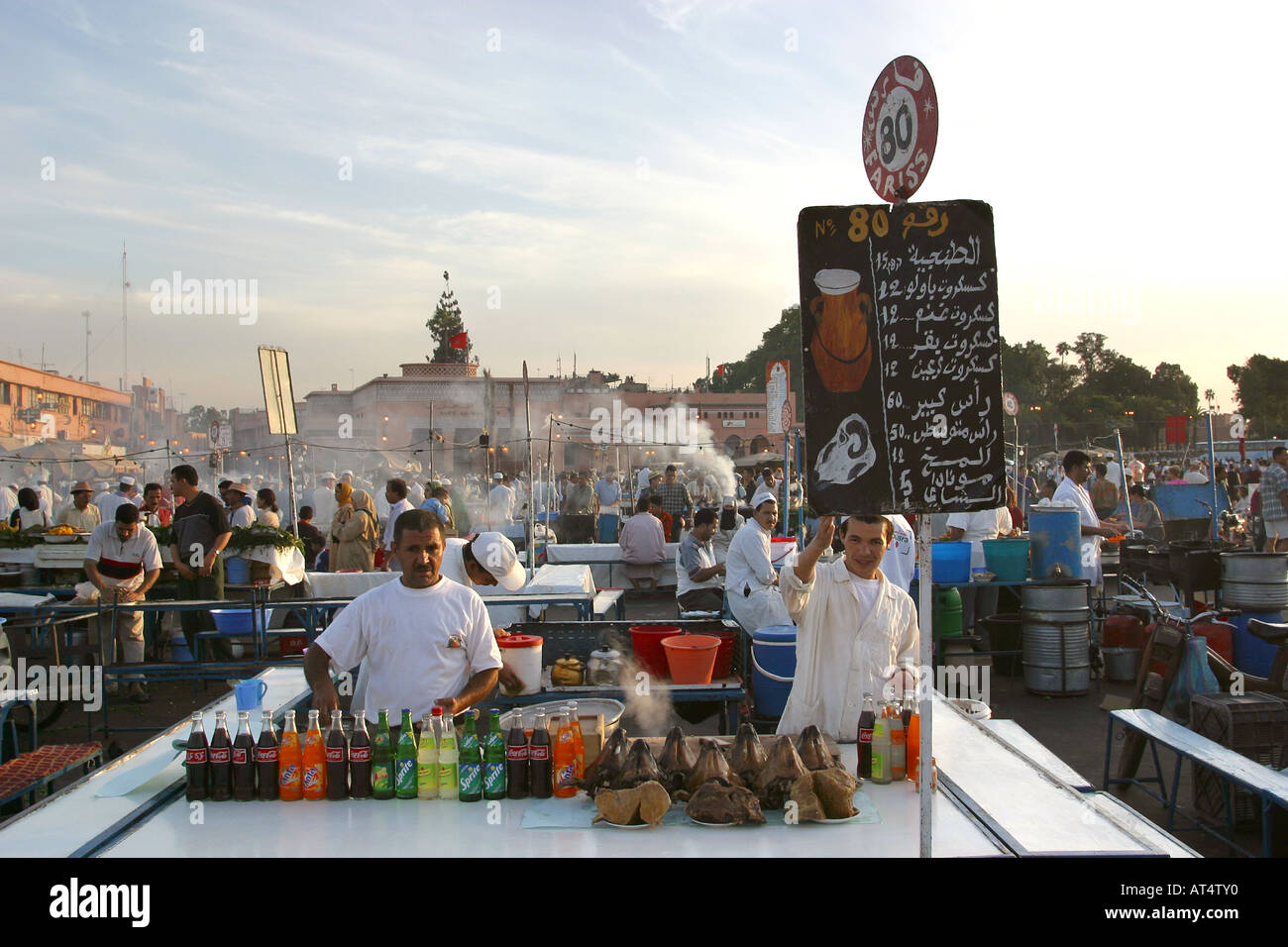 Il Marocco Marrakech Place Djema El Fna sera stallo alimentare Foto Stock