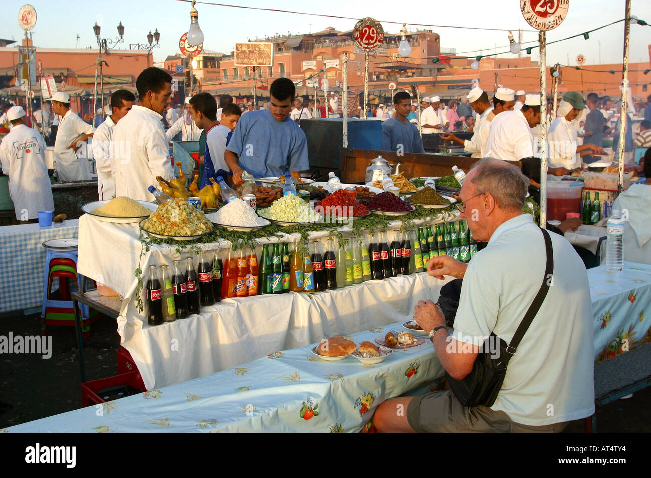 Il Marocco Marrakech Place Djema El Fna sera stallo alimentare Foto Stock