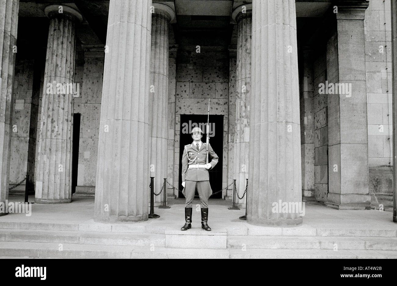 Nuovo Guardiola Neue Wache nella Guerra Fredda nel viale Unter den Linden in Berlino est nella Repubblica federale di Germania in Europa. Storia soldato storico Memorial Travel Foto Stock