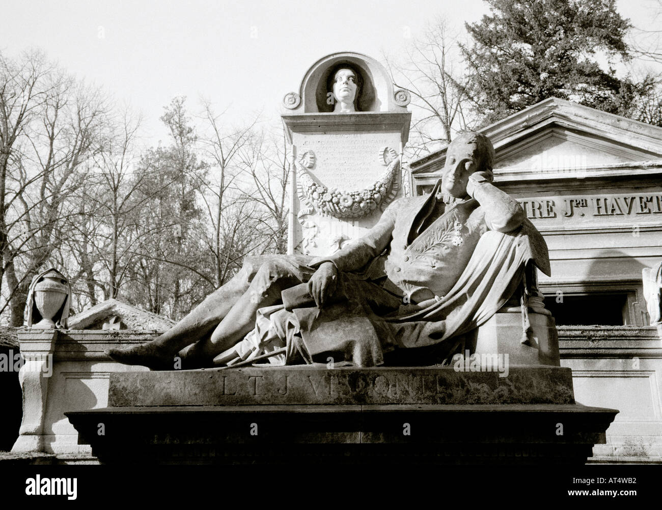 Viaggio Fotografia documentaria - Tomba di architetto Louis Visconti nel cimitero di Pere Lachaise di Parigi in Francia Europa. Storia ARTE Foto Stock
