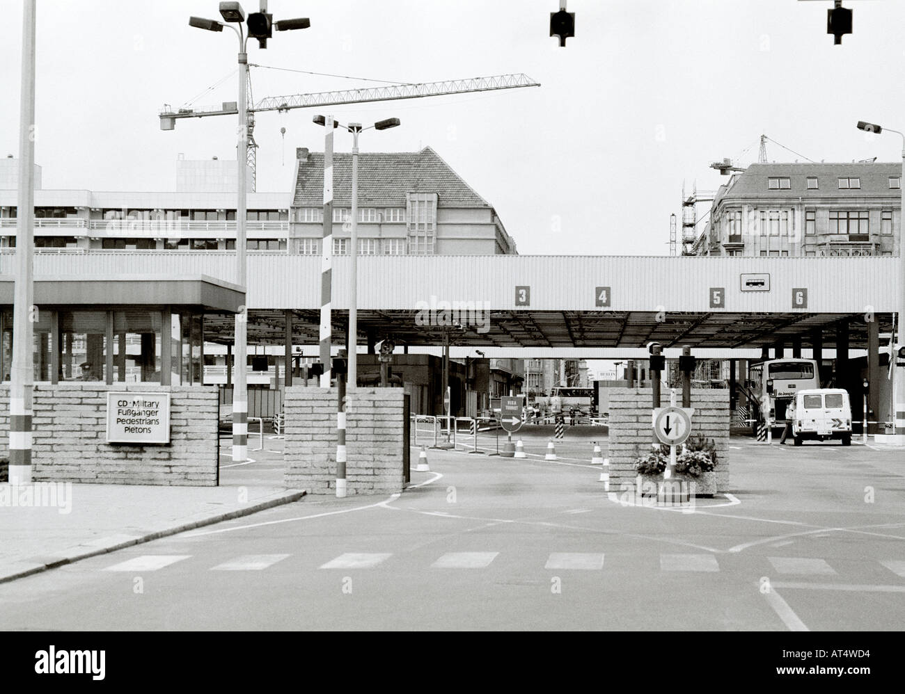 Il Checkpoint Charlie settore americano durante la Guerra fredda a Berlino Ovest in Germania in Europa. Storia Reportage storico Cultura Città Travel Foto Stock