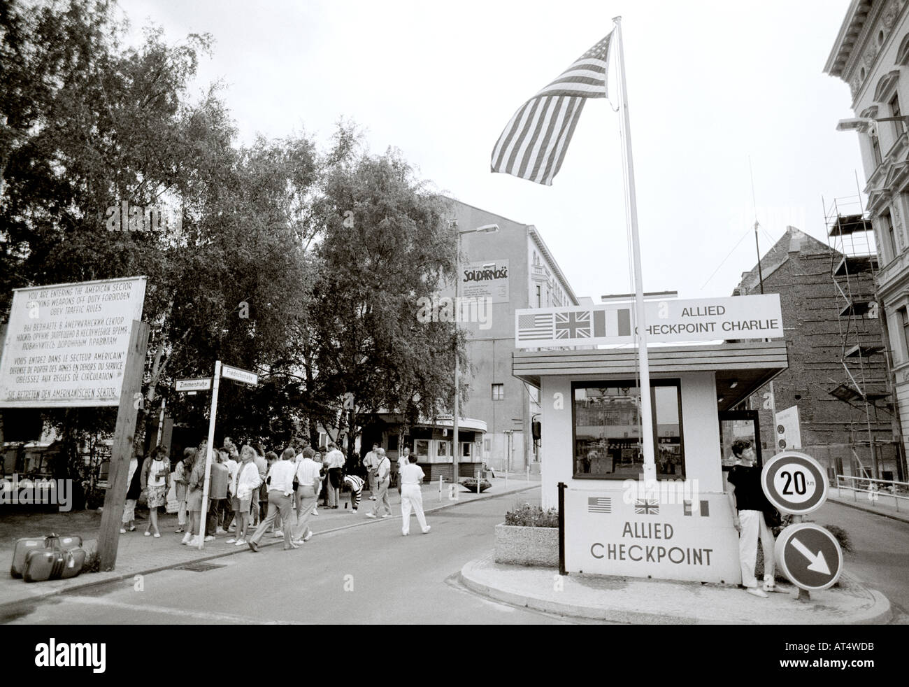 Guerra fredda il Checkpoint Charlie a Berlino Ovest in Germania in Europa. Reportage Storia storico storico Politica Cultura Travel Foto Stock
