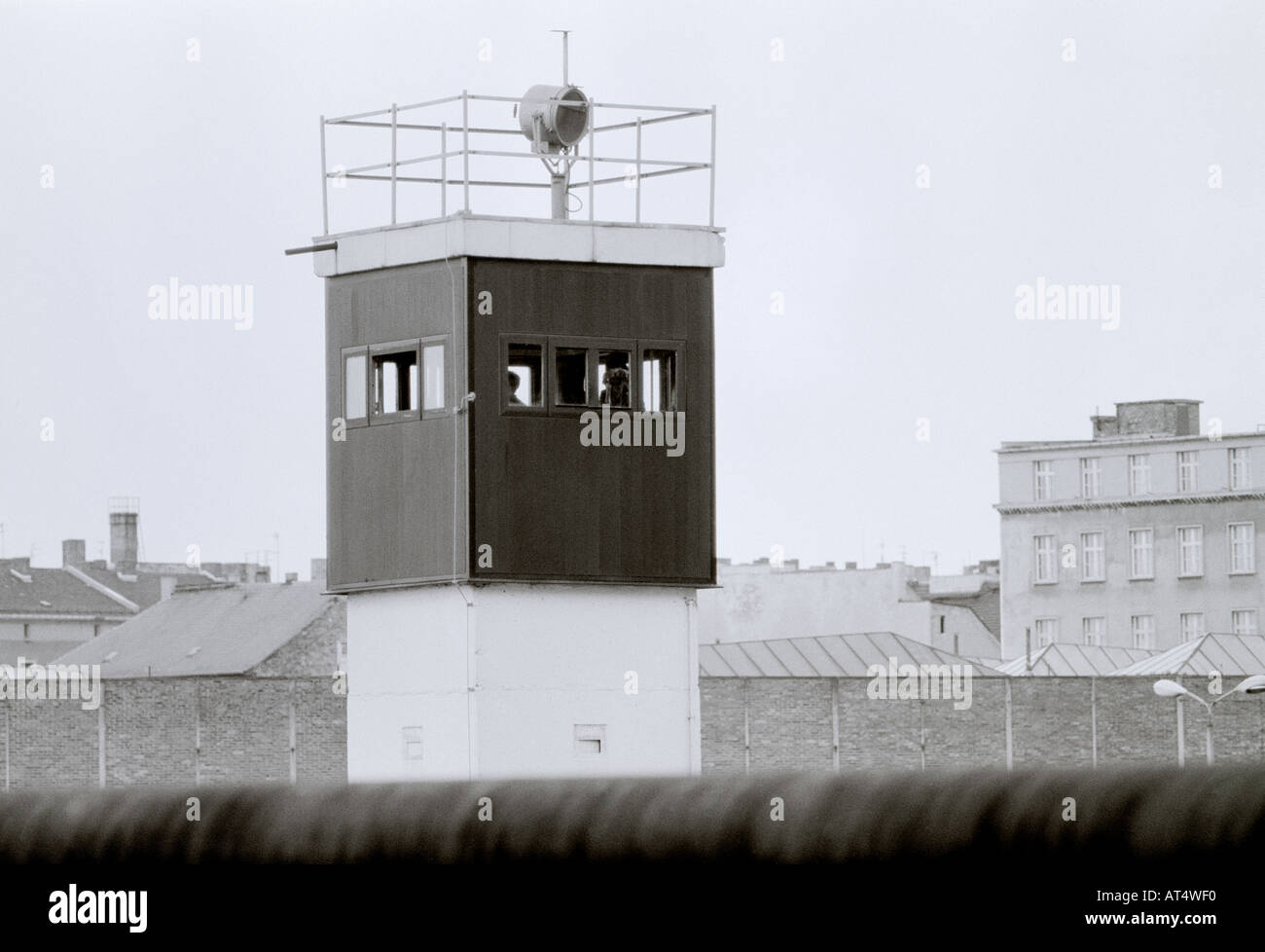 La storia europea. Striscia della morte torre di avvistamento presso lo storico muro di Berlino a Berlino Ovest in Germania in Europa durante la Guerra Fredda. Storico Foto Stock