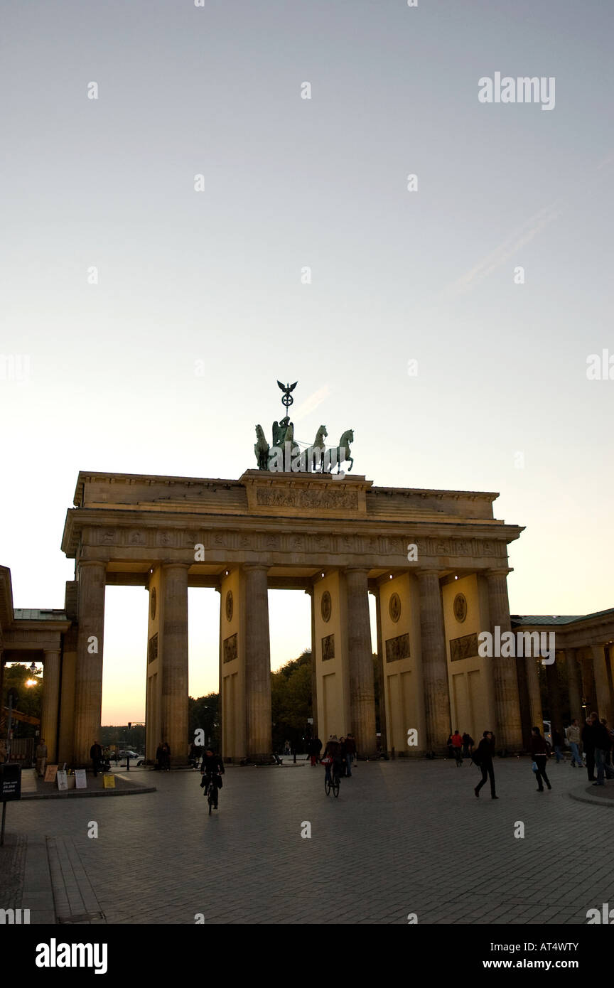 La Porta di Brandeburgo al tramonto, Berlino. Germania Foto Stock