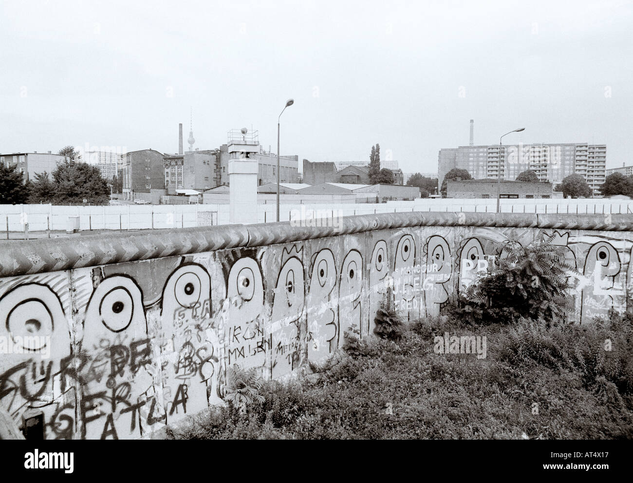 La storia europea. Lo storico muro di Berlino la striscia della morte e graffiti a Berlino Ovest in Germania in Europa durante la Guerra Fredda. Storico Foto Stock