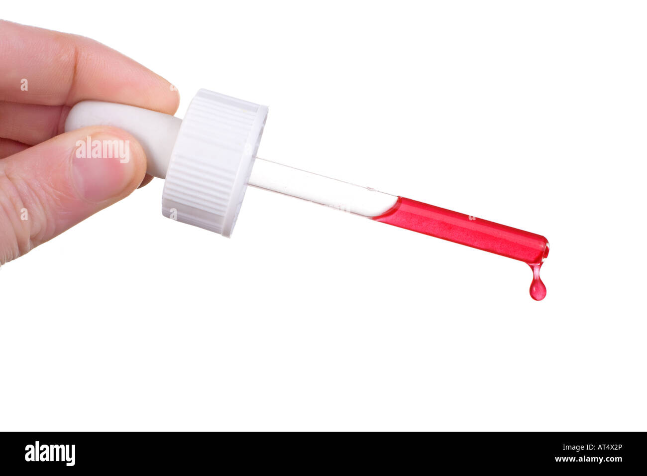 Maschio di mano azienda dropper con liquido rosso sangue o gocciolamento isolato su bianco Foto Stock