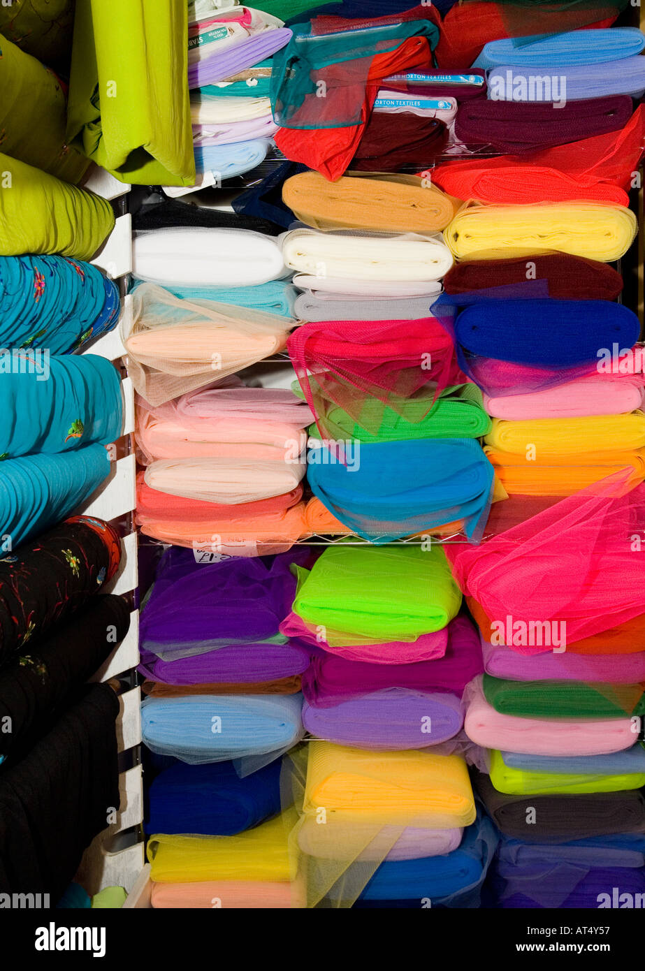 Display a colori degli abiti in tessuti in negozio di tessuti Foto Stock