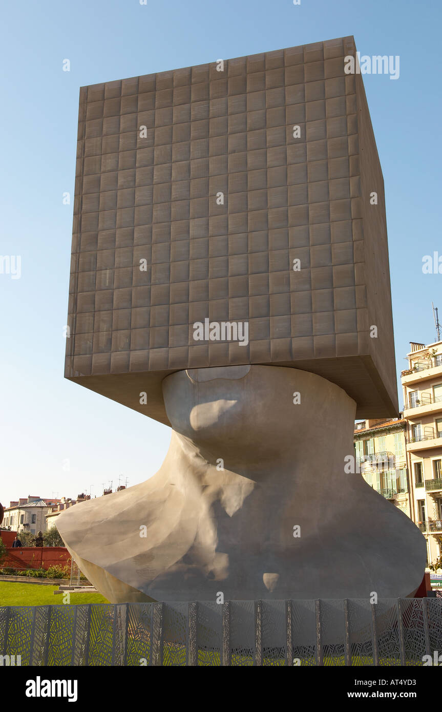 Testa grande scultura contro un cielo blu Nizza Francia Foto Stock