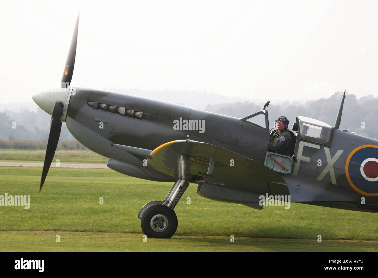 WW2 piano Spitfire rullaggio lungo il campo di aviazione a Shoreham Visualizzazione aria West Sussex Regno Unito 2006 Foto Stock
