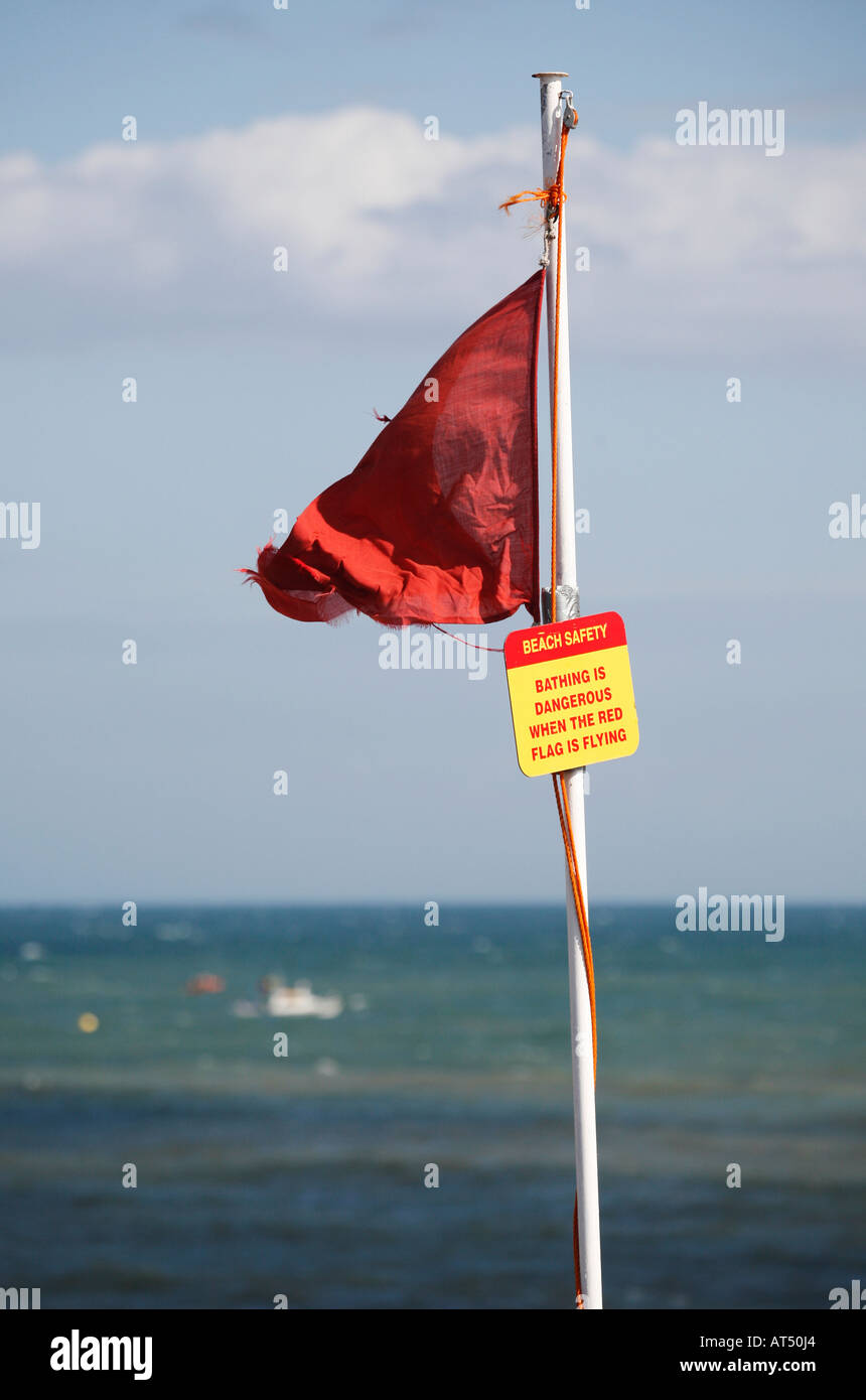 Bandiera rossa sulla costa sud del Regno Unito sulla spiaggia per i bagnanti di avvertimento di pericolo Foto Stock