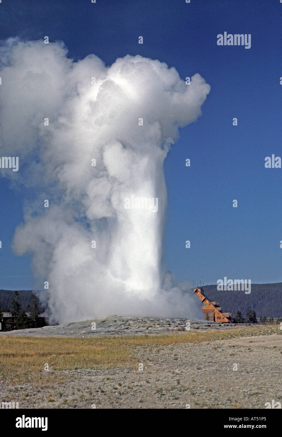 GEYSER Old Faithful e lodge nel Parco Nazionale di Yellowstone istituito nel 1872 WYOMING Foto Stock