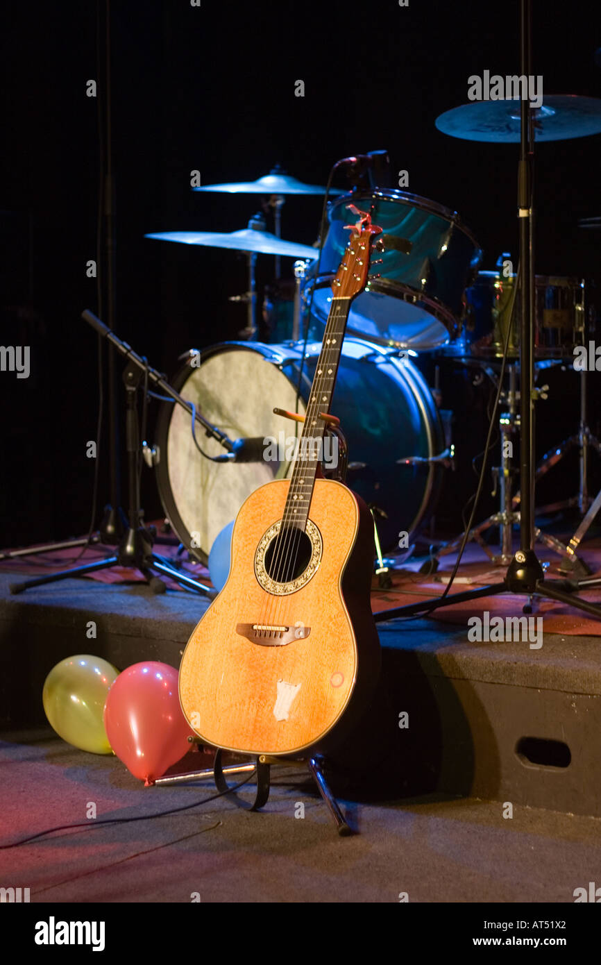 Chitarra e percussioni sul palco Foto stock - Alamy