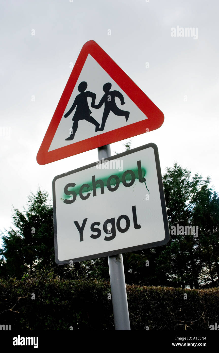 Un cartello stradale vicino a Cerrigydrudion Gwynedd Galles del nord, con il nome inglese per la scuola spruzzato fuori dalla lingua gallese attivisti REGNO UNITO Foto Stock