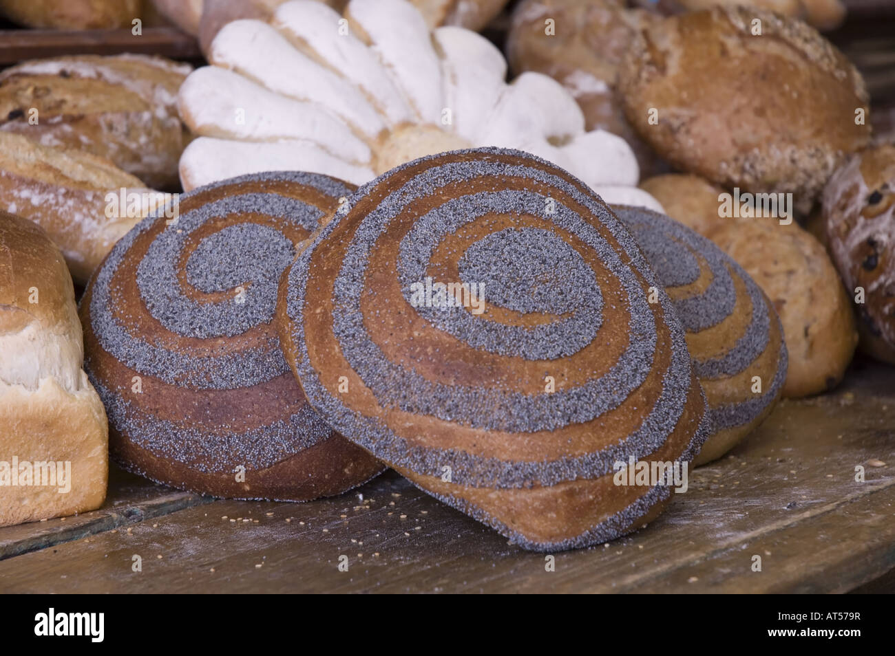 Il pane artigianale sul vecchio tavolo in legno Foto Stock