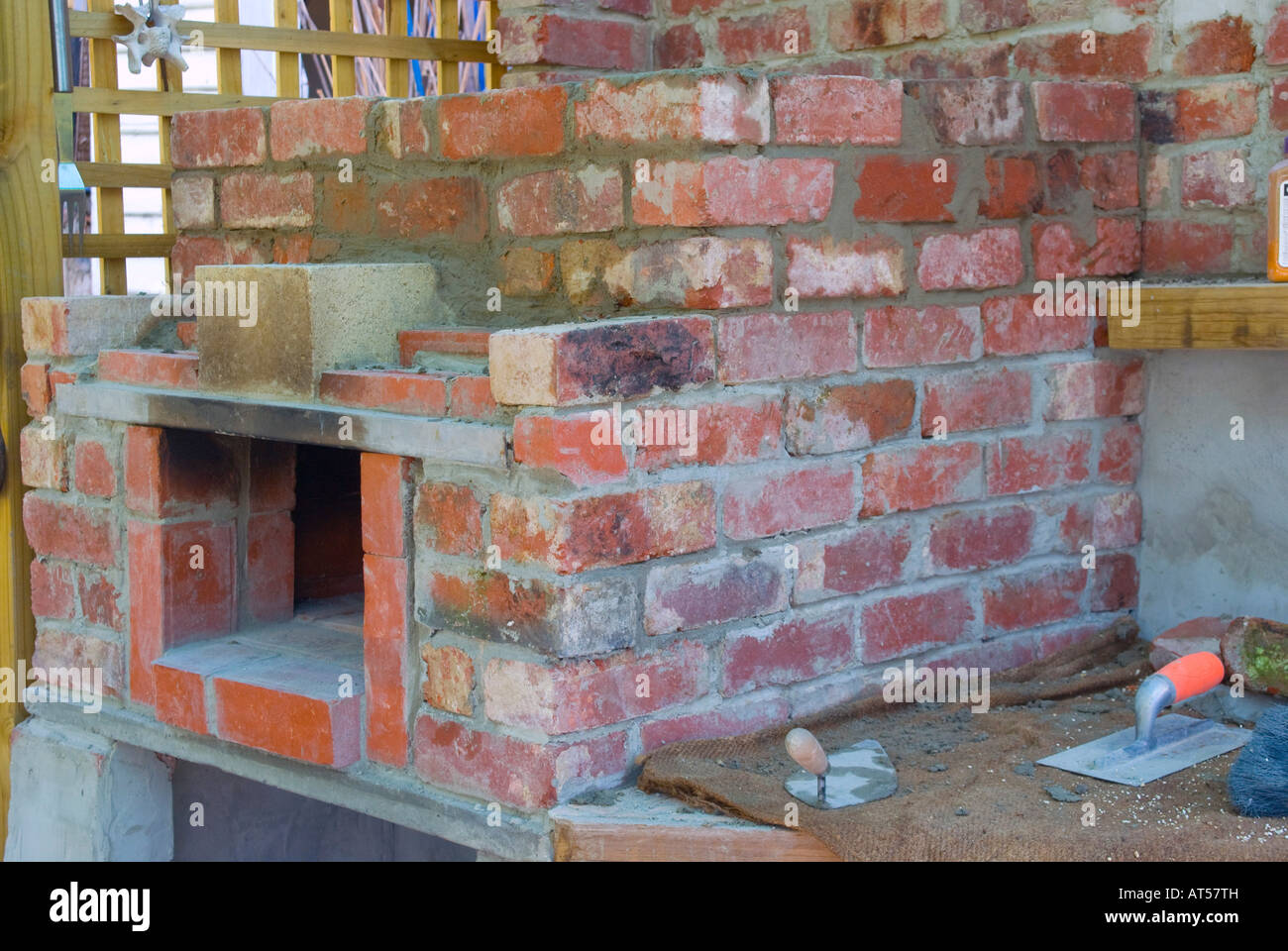 Particolare di costruzione nella costruzione di una piscina forno a legna Foto Stock
