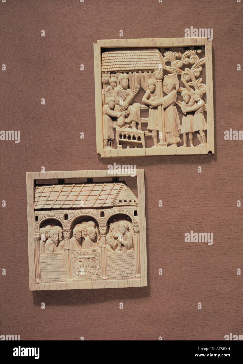 Belle arti, l'arte religiosa, pannello di rilievo, sopra: La Flagellazione di Cristo e Pilato lavarsi le mani, di seguito: aspetto di Cristo per i suoi discepoli e il San Tommaso miracolo, a sudovest della Germania o Italia superiore, circa 970, avorio, 10,7 cm x 10,8 cm e 10,6 cm x 10,6 cm, Museo Nazionale Bavarese, Monaco di Baviera, artista del diritto d'autore non deve essere cancellata Foto Stock