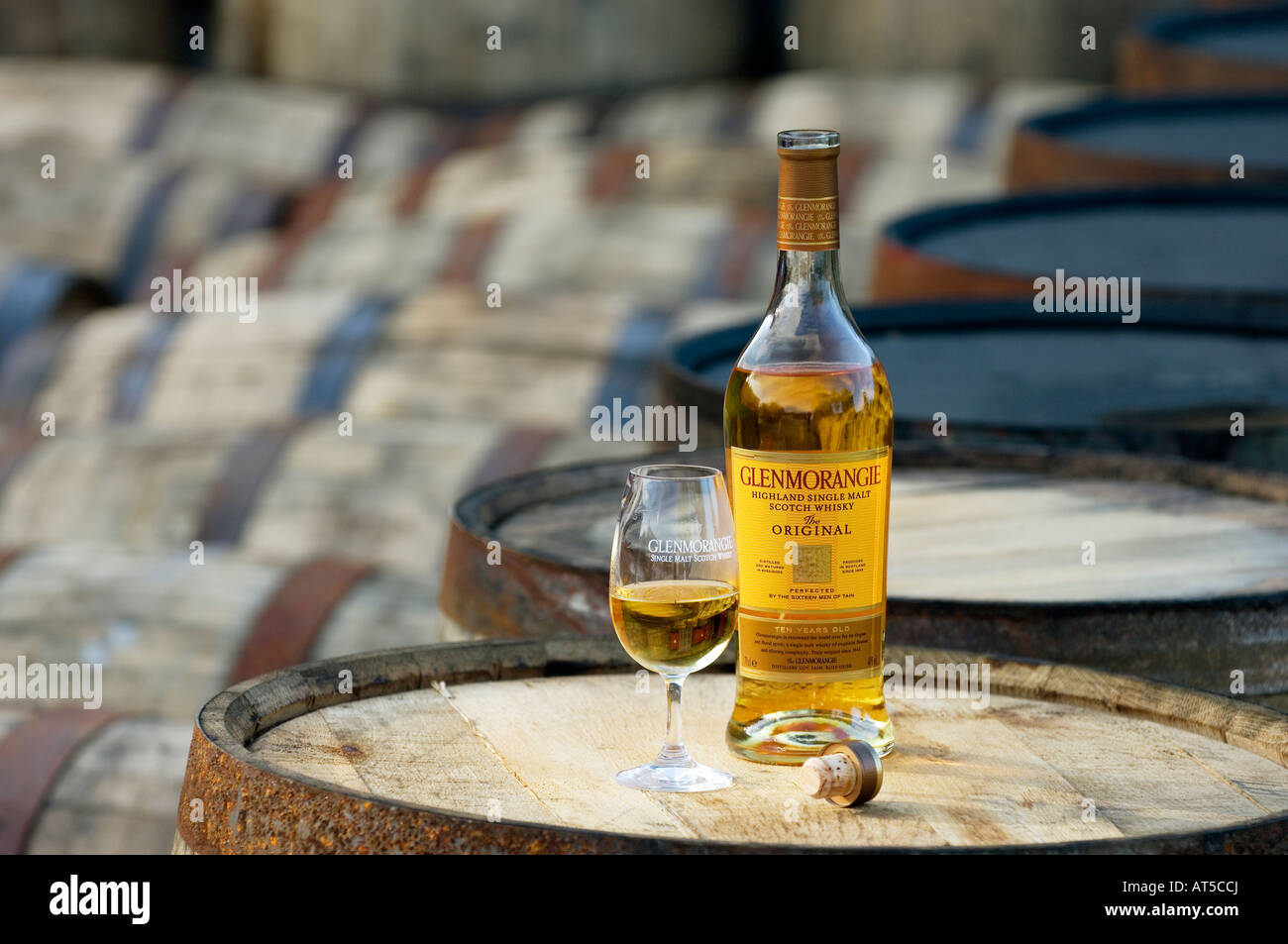 Glenmorangie Distillery a Tain, Easter Ross, Scozia. Bottiglia di Glenmorangie single malt whisky seduti sul whisky di barili Foto Stock