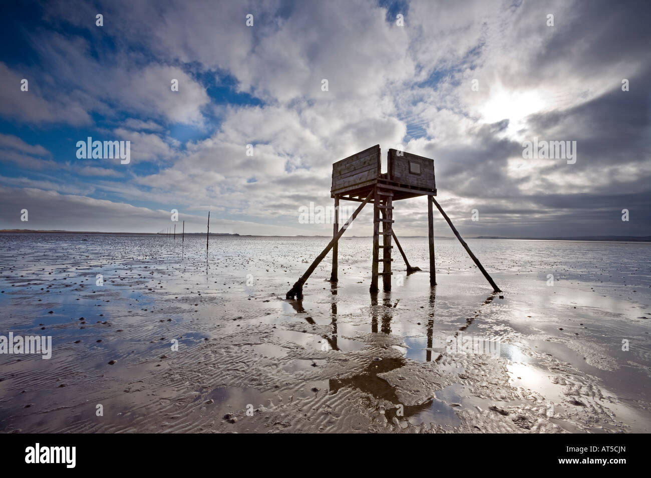 Pellegrino la causeway con il rifugio box, Isola Santa, Northumbria Regno Unito Foto Stock