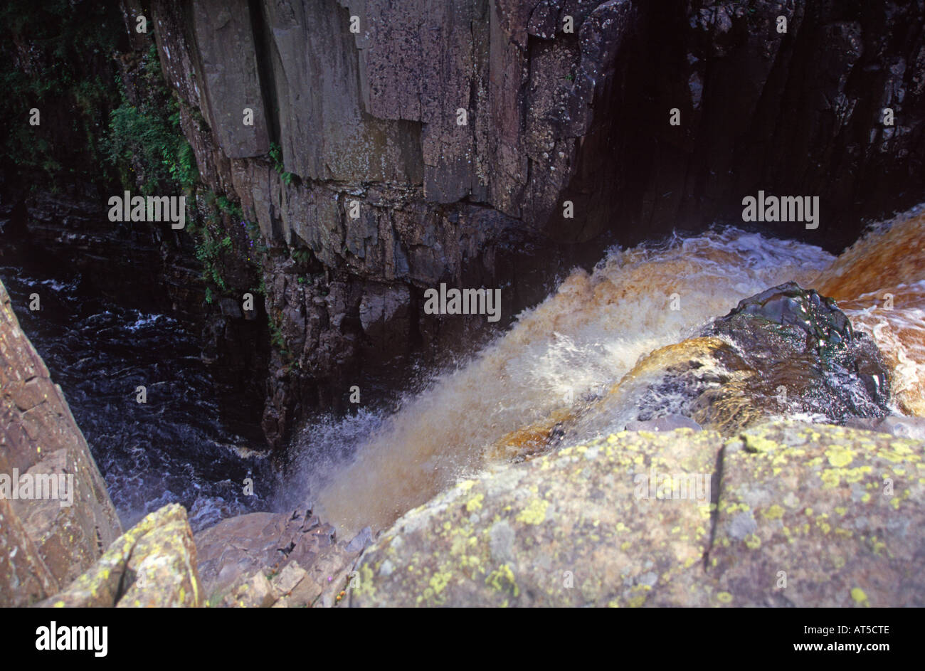 Acqua tumbling su cascate di High Force, County Durham, Inghilterra Foto Stock