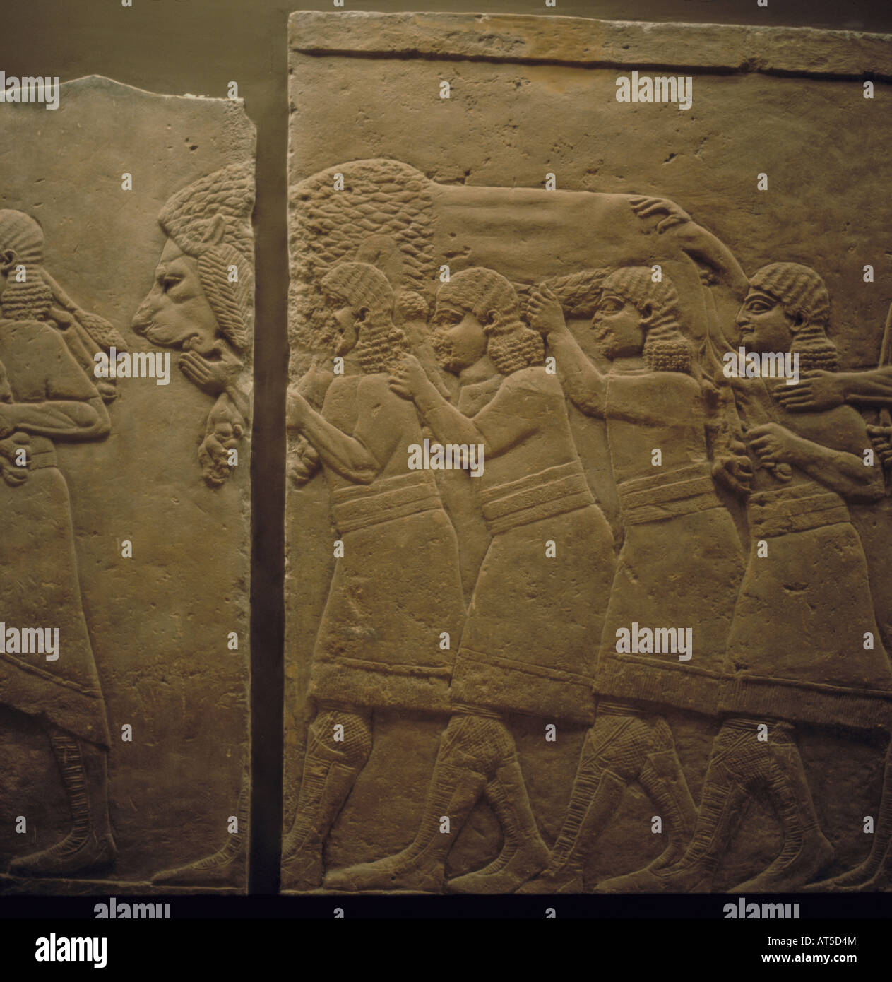 Belle arti, mondo antico, Assiri, lion hunt, aiutanti che porta un leone morto, alabastro, Ninive, palazzo del re Ashurbanipal (regnò 668 - 626 BC), British Museum di Londra, , artista del diritto d'autore non deve essere cancellata Foto Stock