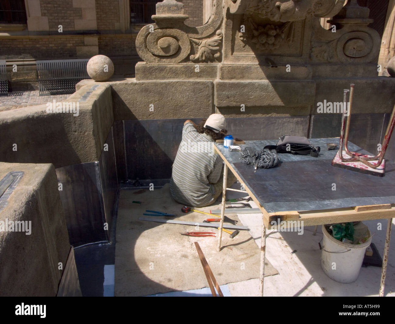 La riparazione di una fontana nel quartiere Castello di Praga con i tradizionali lead plumbing competenze Foto Stock