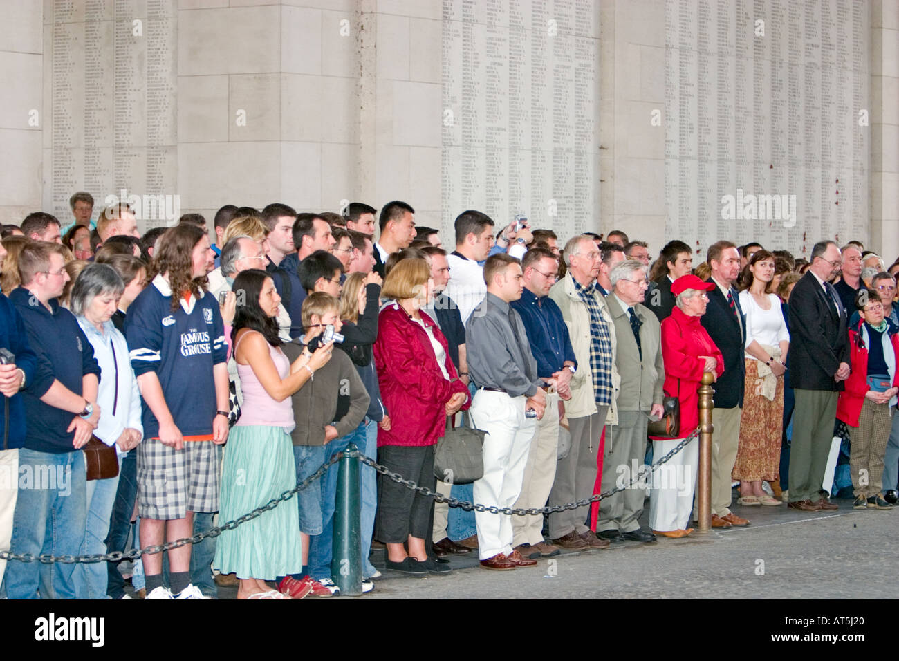Un folto gruppo di persone frequentano Ultimo Post servizio a Menin Gate Ypres Foto Stock