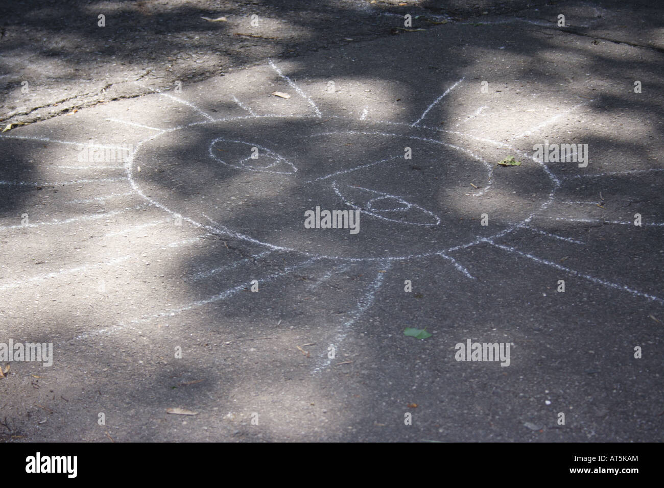 Bambino del disegno di sorridere sun sull'asfalto Foto Stock