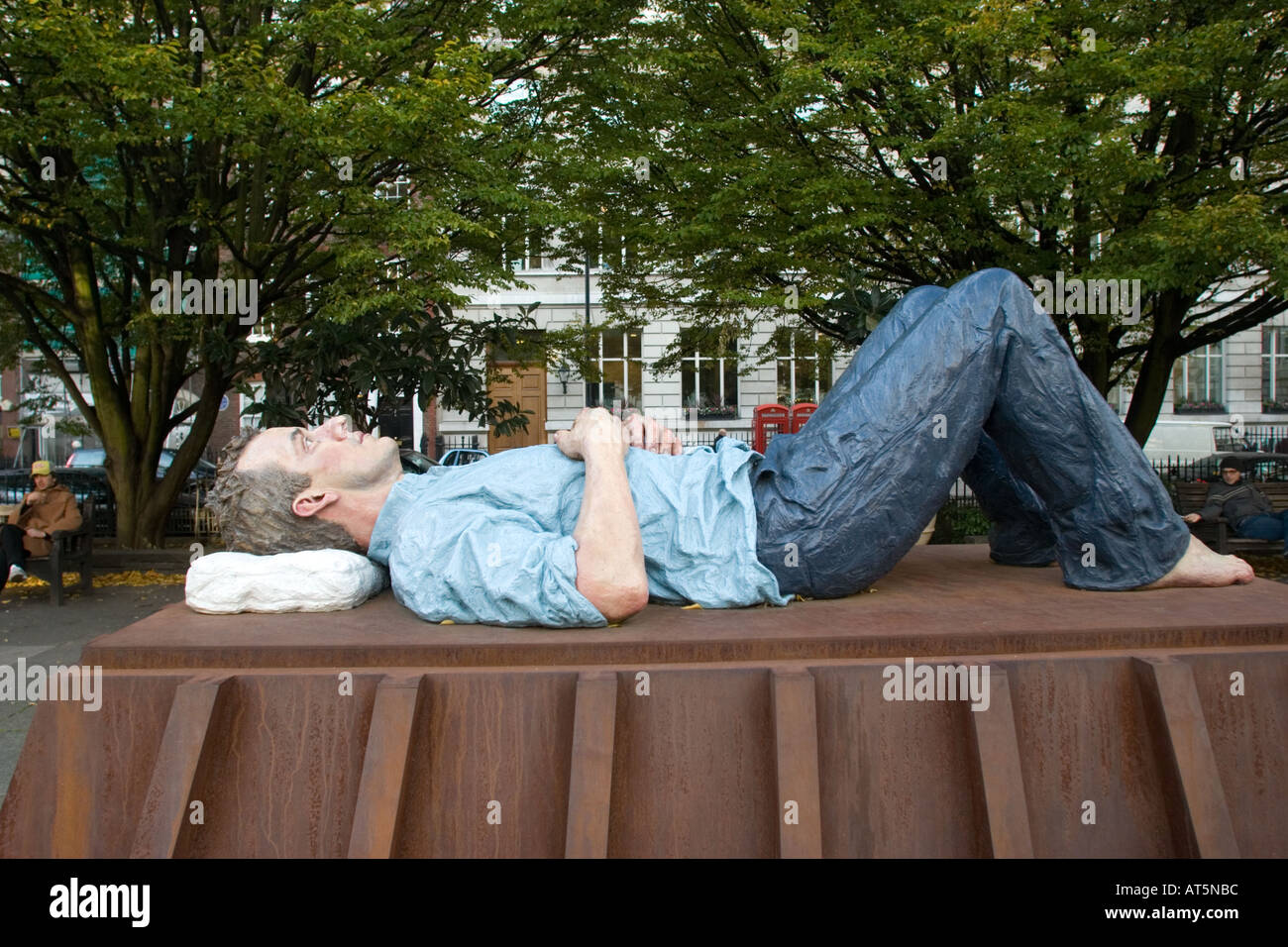 La scultura "Catafalque' da Sean Henry in Golden Square London REGNO UNITO Foto Stock