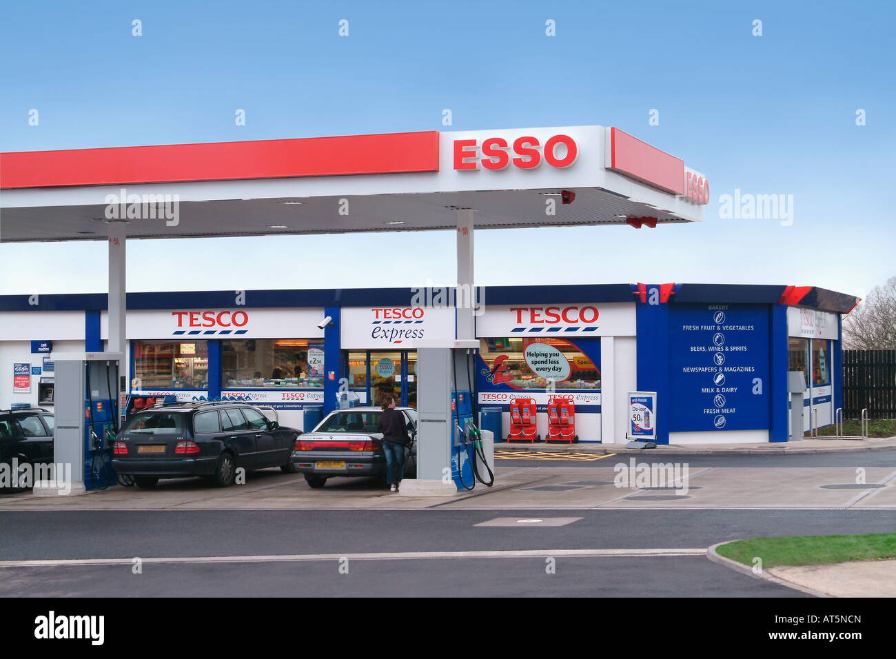 Esso stazione di benzina e il piazzale antistante con Tesco Express minimarket a Northwood in Londra Foto Stock