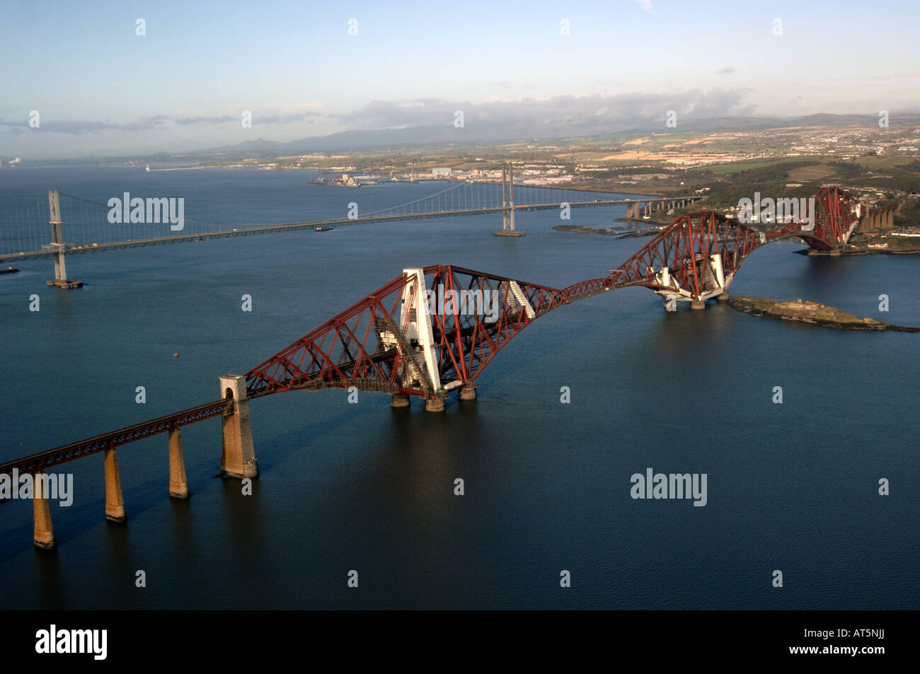 Riprese aeree del Ponte di Forth Rail in Scozia da ovest Foto Stock