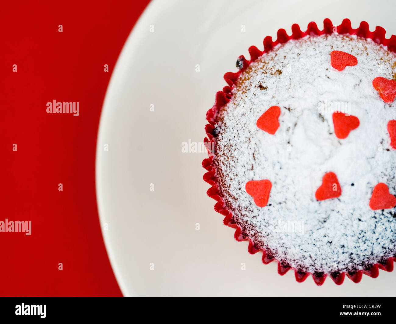 In casa tè-torta con cuori di zucchero in una carta rossa caso Foto Stock