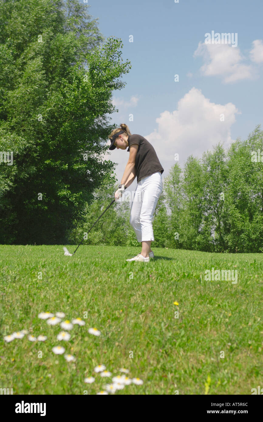 Frau spielt Golf auf Wiese Foto Stock