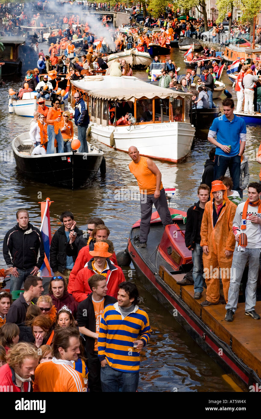 Tradizionalmente tutti di Amsterdam è colorato di arancione e la regina il compleanno. Acqua di traffico sul canale Prinsengracht. Foto Stock