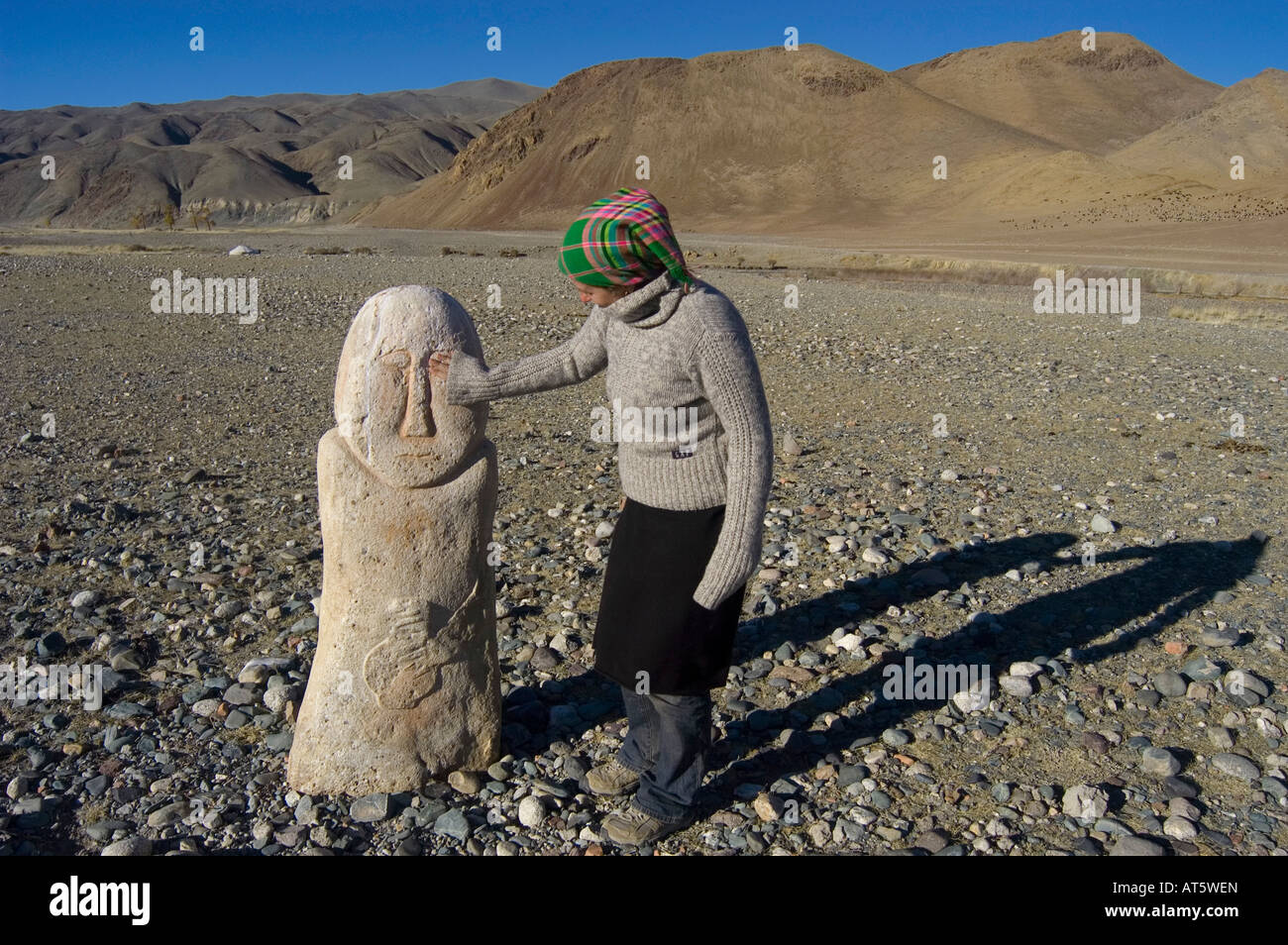 Un antico Balbal o turche pietra tomba detta per contrassegnare il luogo di sepoltura di guerrieri del Gran Khan in Bayan Olgi, Mongolia Foto Stock