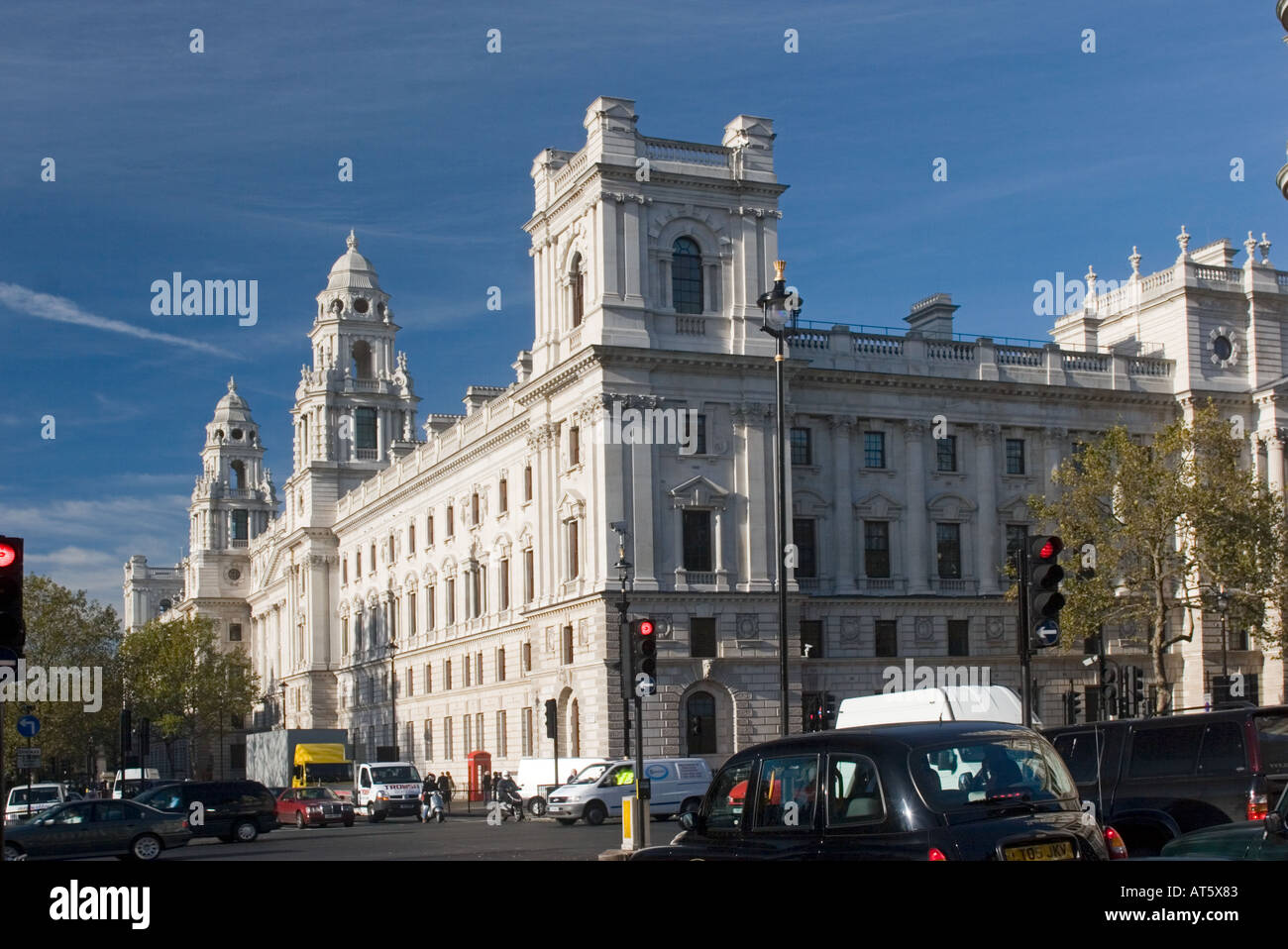 Gli edifici del governo in piazza del Parlamento nei pressi di Whitehall, Londra Inghilterra GB UK Foto Stock