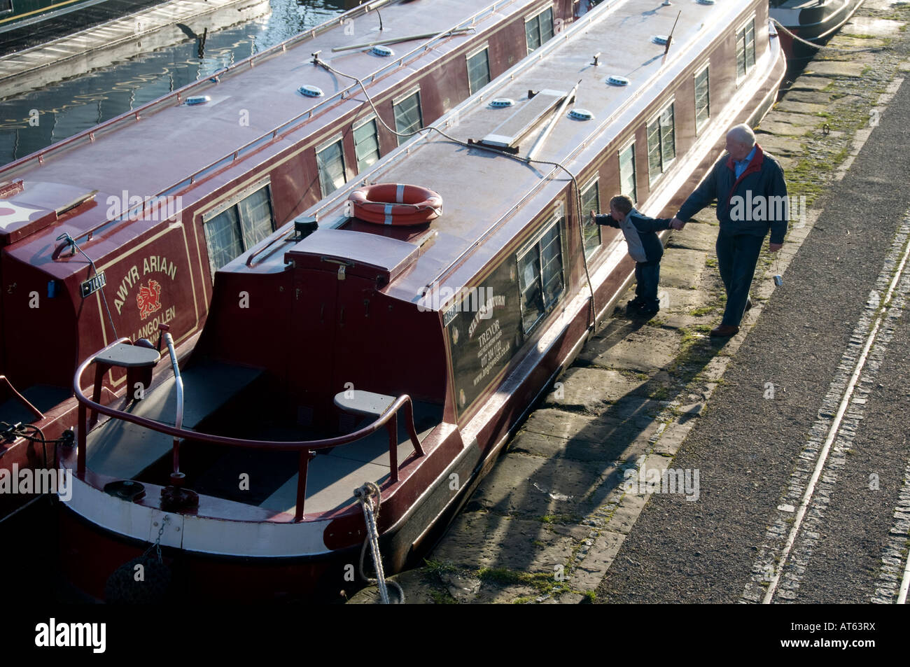 Chiatte ormeggiate fuori stagione in Llangollen Canal Trevor bacino per l Acquedotto Pontcysyllte Galles del Nord 11 Febbraio 2008 Foto Stock