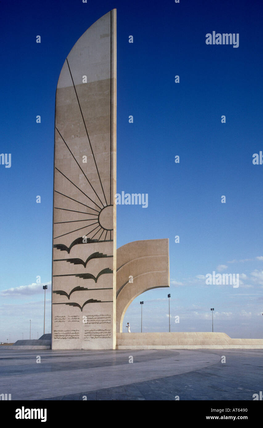 Un uomo illustra la scala di questa scultura che decora un cerchio di  traffico su Jeddah s Corniche Foto stock - Alamy