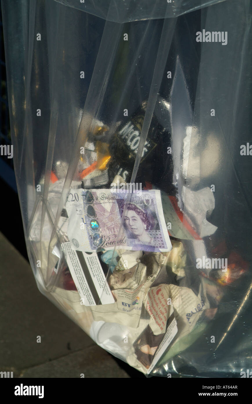 Venti pound nota nella spazzatura contenitore in plastica Foto Stock