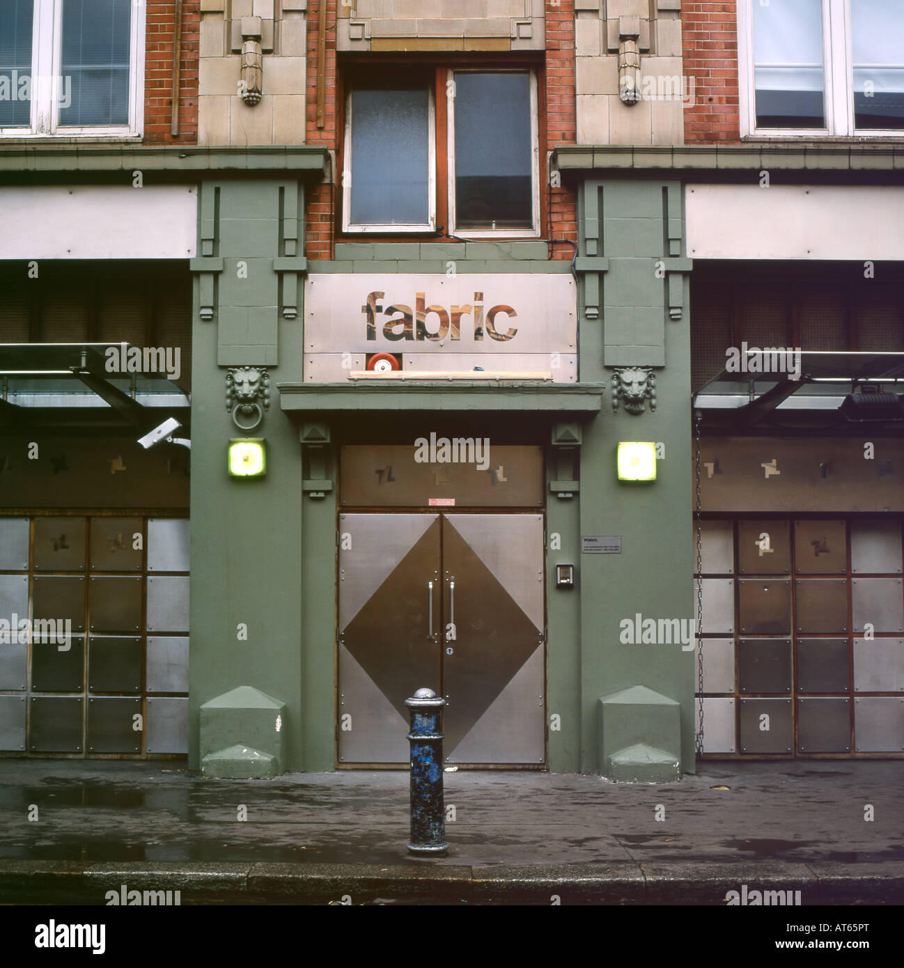 Vista esterna e ingresso con segnale della porta d'ingresso al Fabric Nightclub vicino al mercato Smithfield di Farringdon Londra EC1 Inghilterra UK KATHY DEWITT Foto Stock