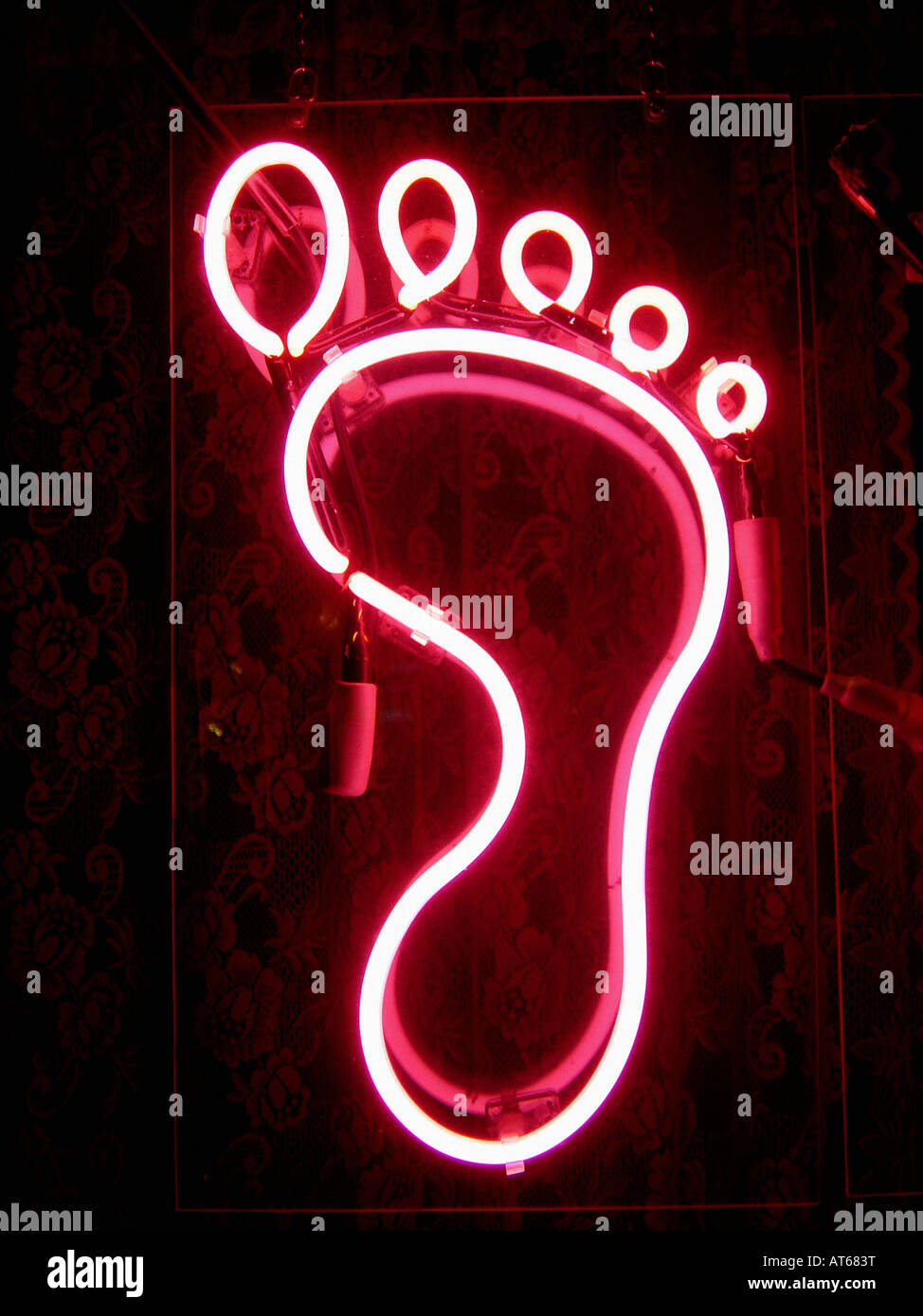 Rosa insegna al neon con un piede e le dita dei piedi di spazio di copia Foto Stock
