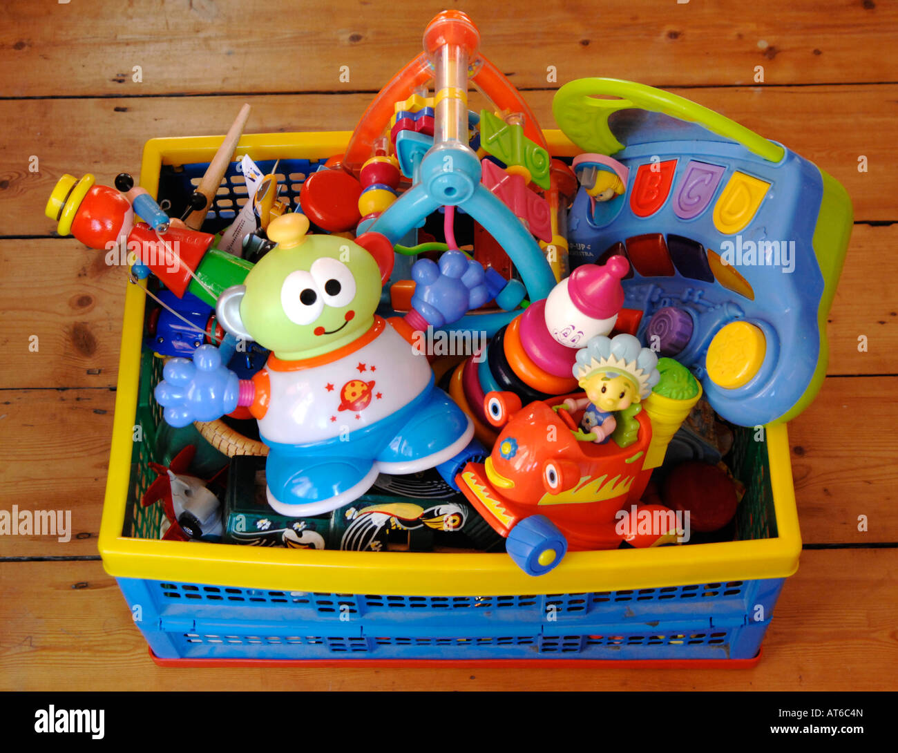 Cassa di plastica colorati giocattoli per bambini Foto Stock