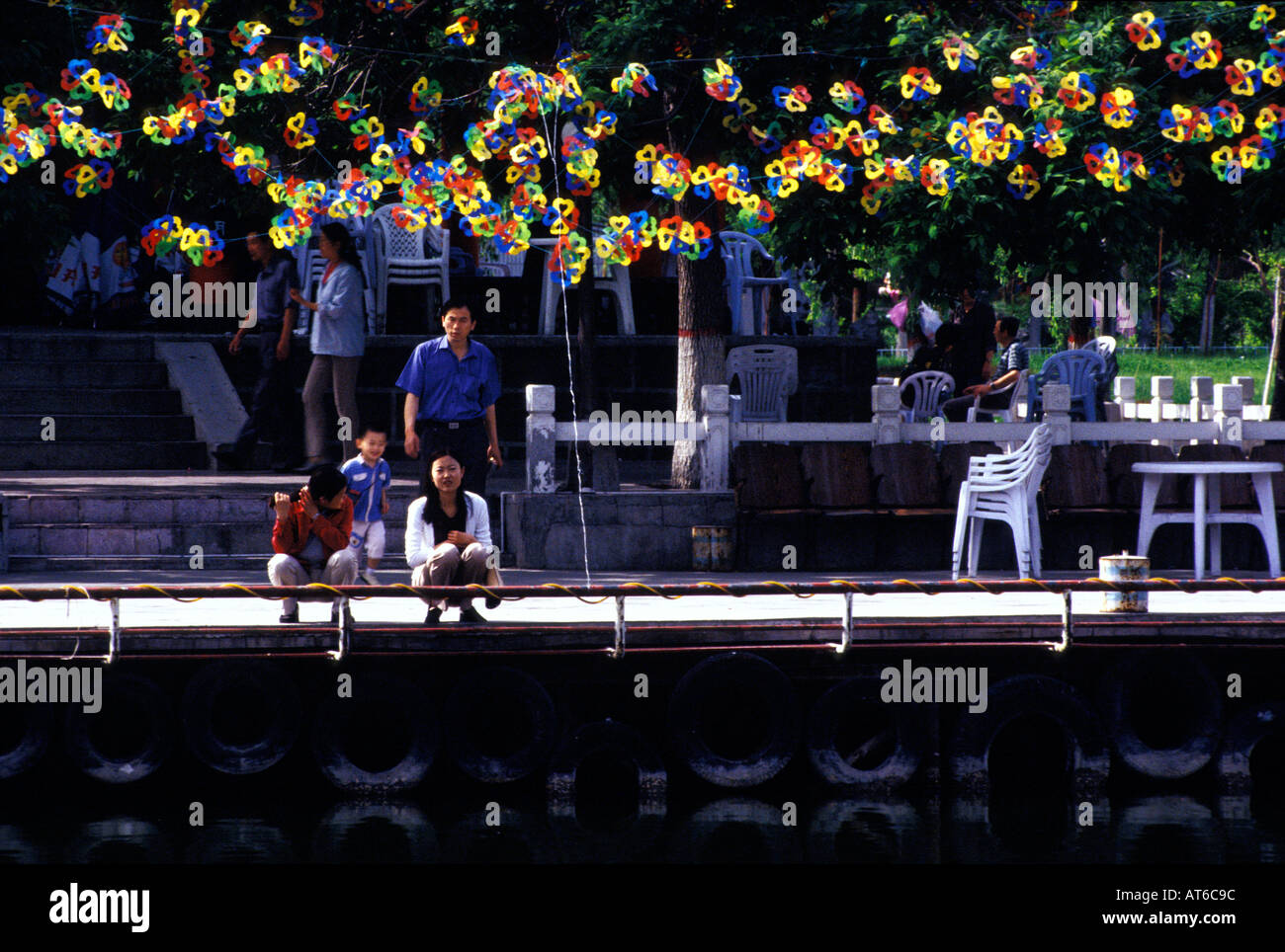 La famiglia in Urumqi city park di domenica mattina Foto Stock