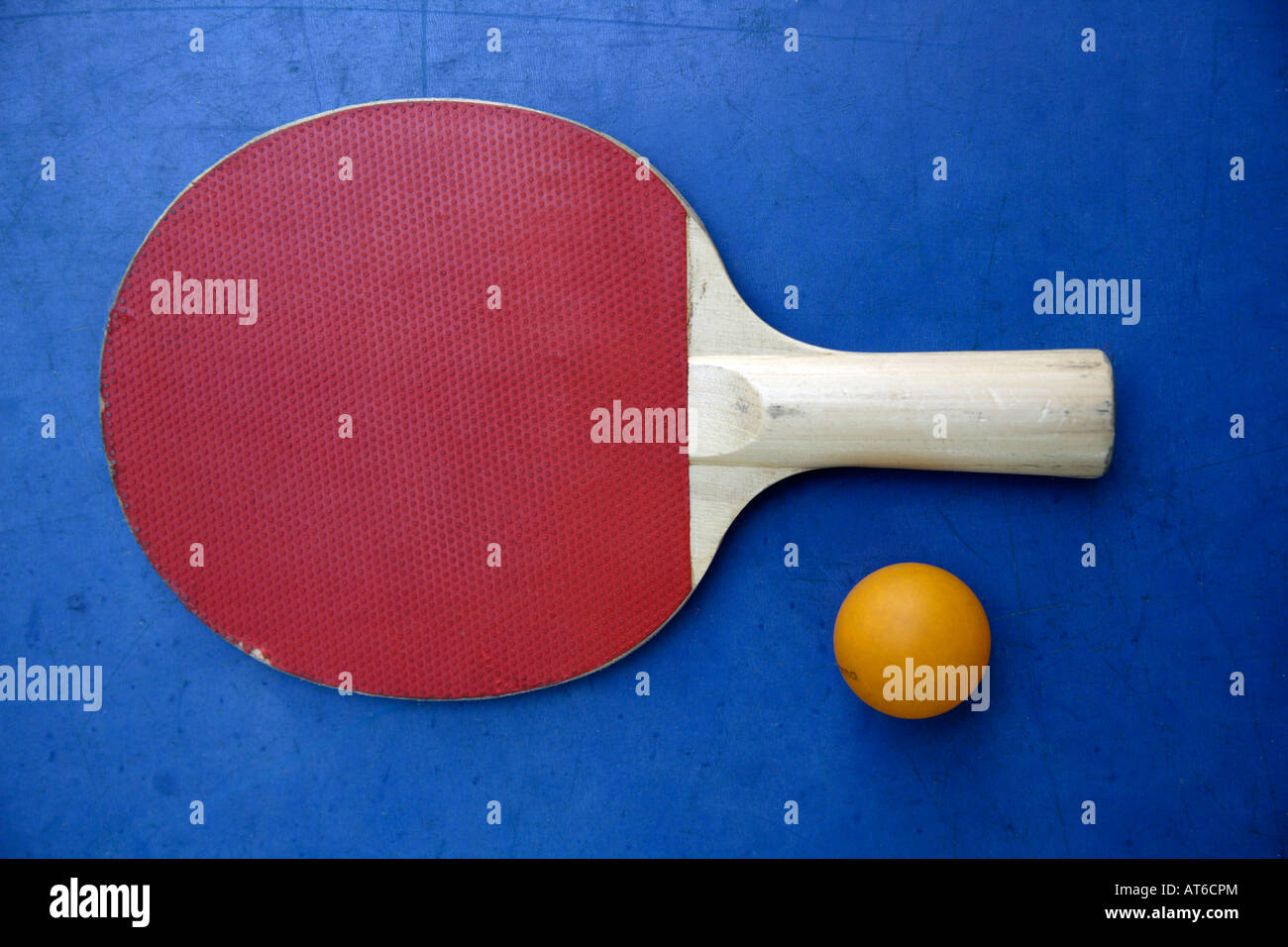 Close-up di un tavolo da ping pong bat e una sfera Foto Stock