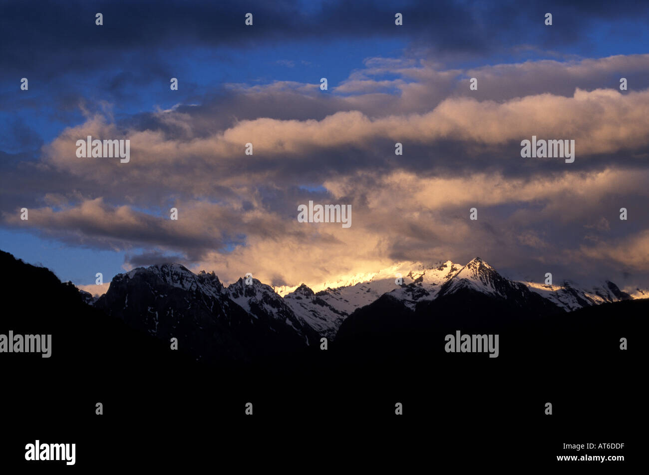 Sera nubi in bilico la Meili Snow mountain range Foto Stock