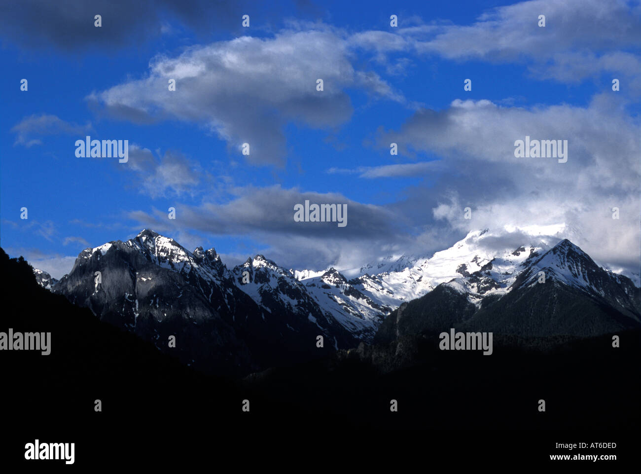 Nuvole in bilico la Meili Snow mountain range Foto Stock